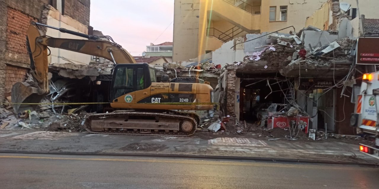 Çöken binadaki hasar,  gün ağarınca ortaya çıktı