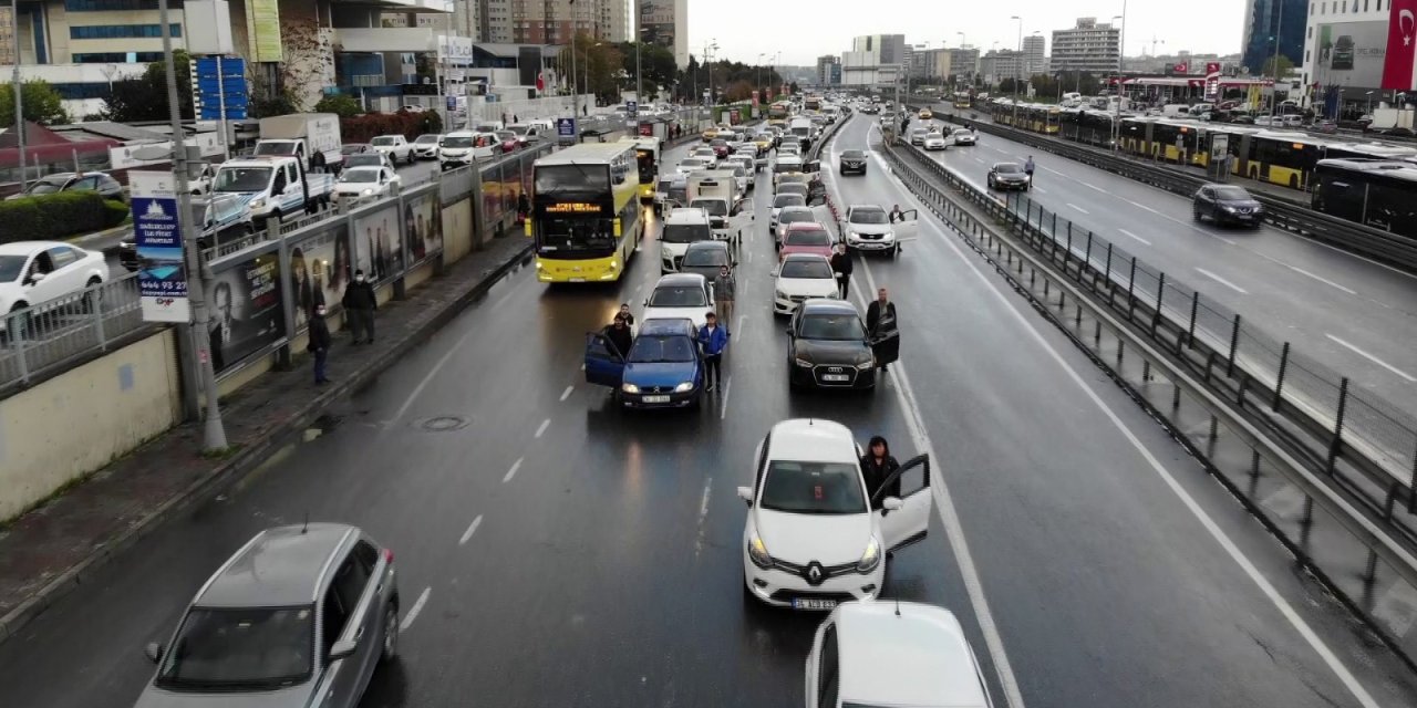 E5’te Ata’ya saygı duruşu havadan görüntülendi