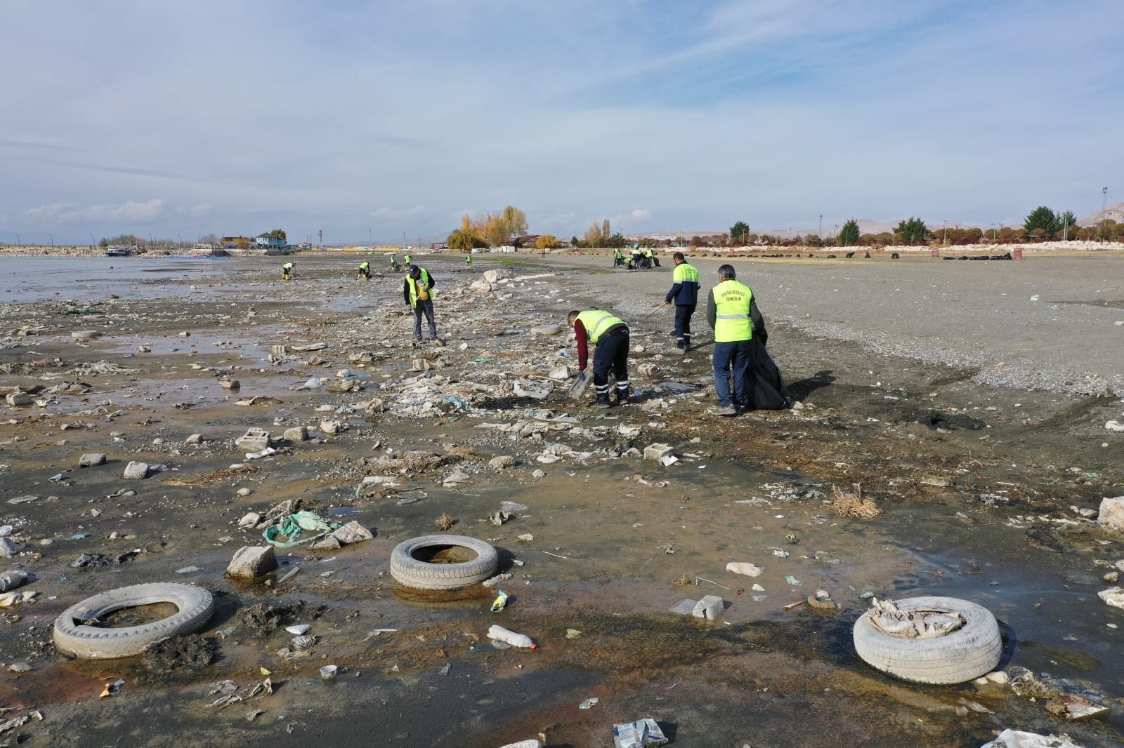 Metrelerce geri çekilen Van Gölü sahilinde 40 ton çöp toplandı