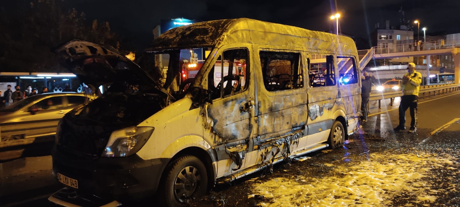 E-5’te servis minibüsü alev topuna döndü