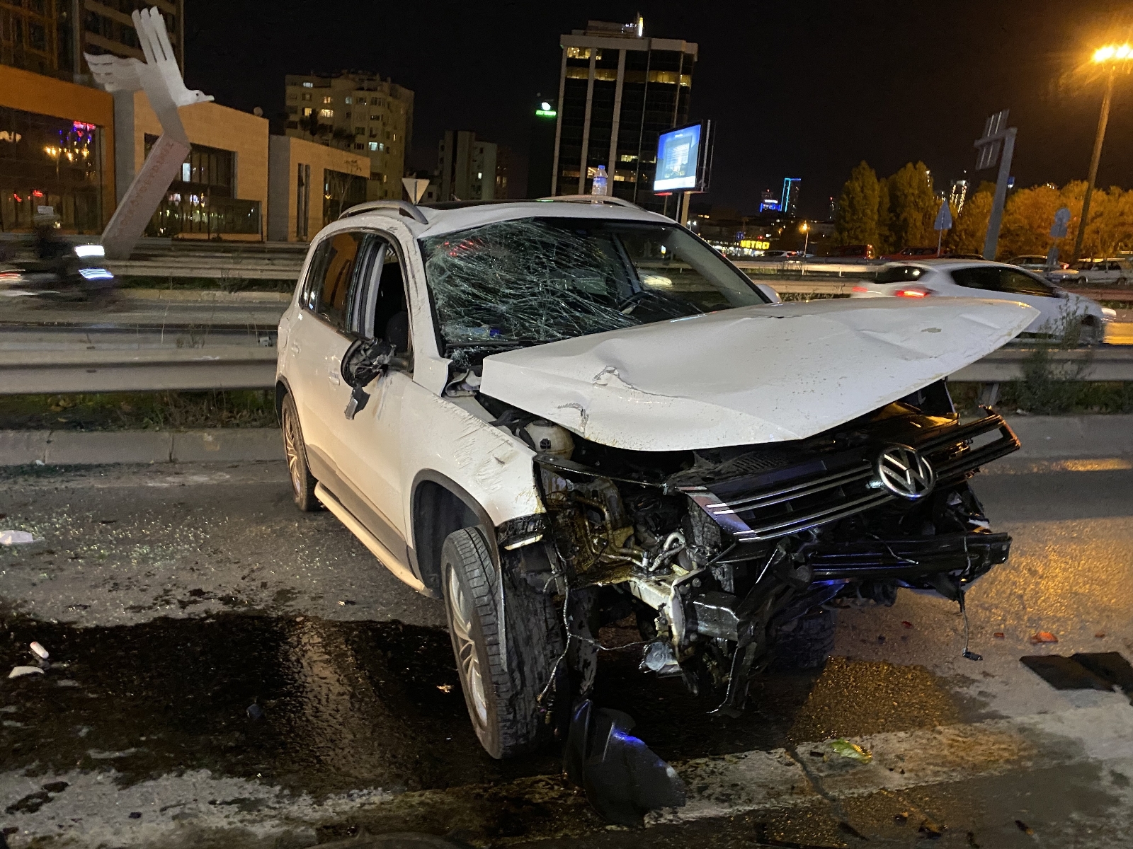 Kadıköy’de kontrolden çıkan cip bariyerlere çarptı: 1 yaralı
