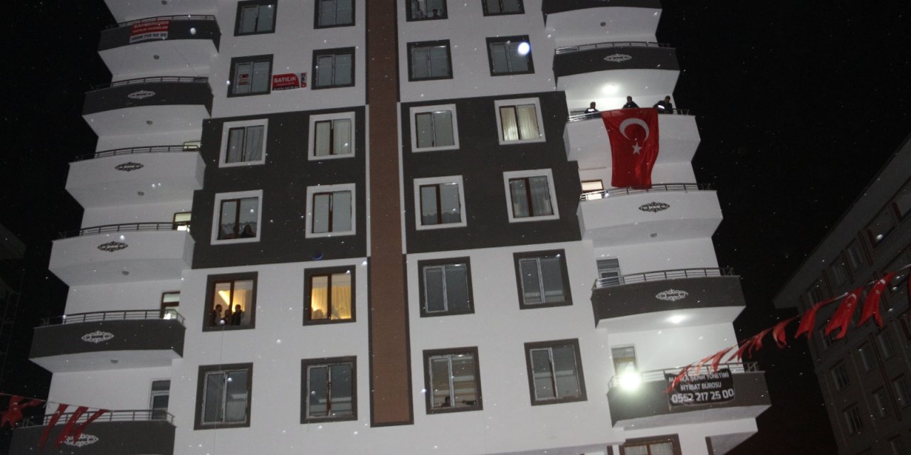 Şehidin baba ocağı Türk bayraklarıyla donatıldı