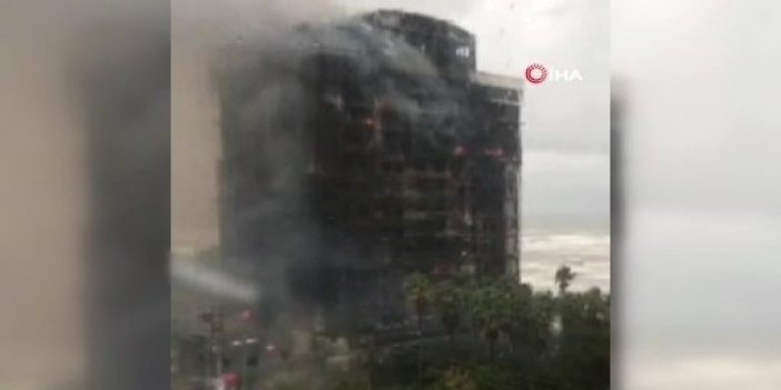 İran’da 17 katlı bina yangında küle döndü