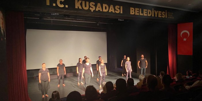 Kuşadası Belediye Tiyatrosu'ndan Atatürk'ü Anma Gününde 'Kuvayı Milliye Destanı'