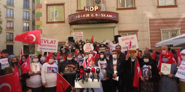 Evlat eylemindeki aileler, şehitlere saygı yürüyüşü düzenledi