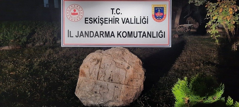 Tarihi eser niteliğindeki mezar başlığını satamadan jandarmaya yakalandı