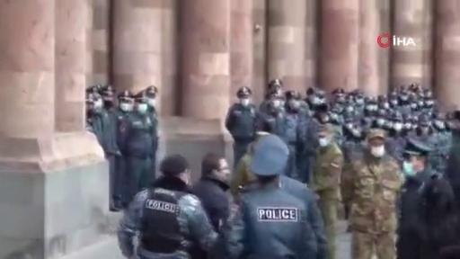 Ermenistan’da muhalefet hükümet binasına girmeye çalıştı