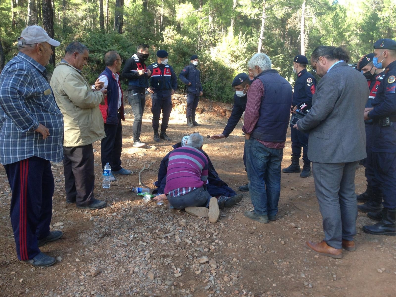 100 saattir dağ taş aranan yaşlı kadını İHA muhabiri buldu