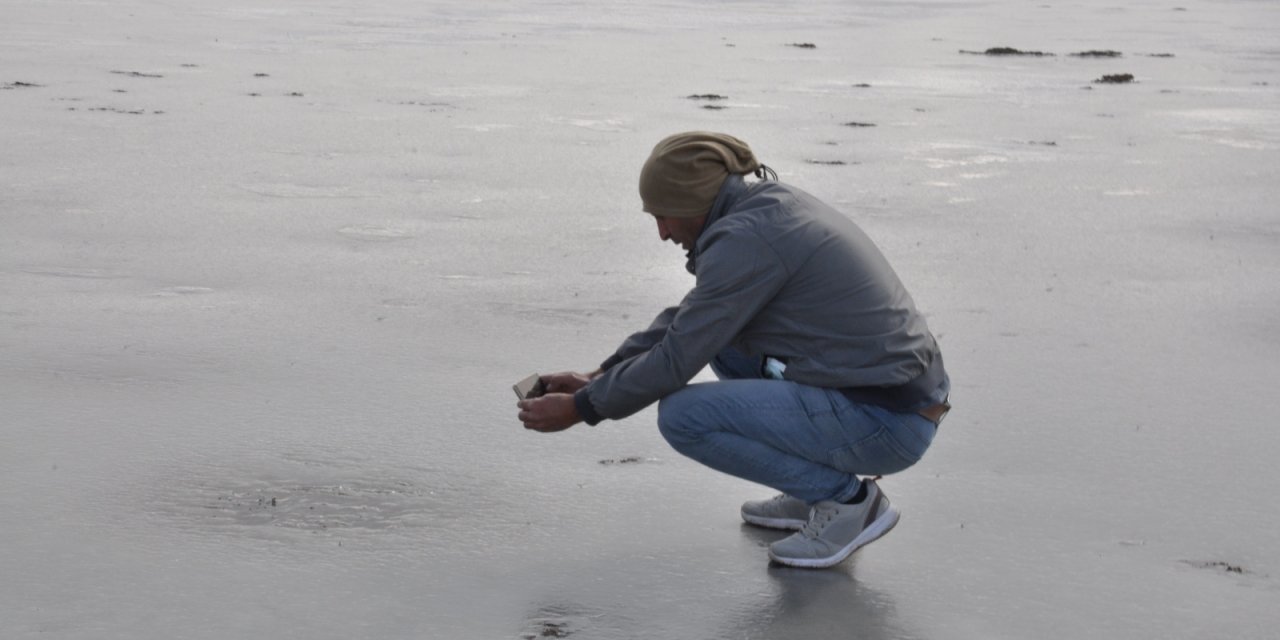 Kars’ın soğuğu gölü dondurdu