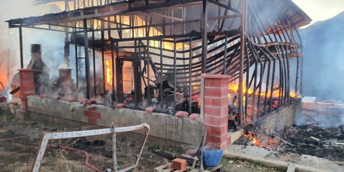 Bursa’da 2 köy evi alev alev yandı