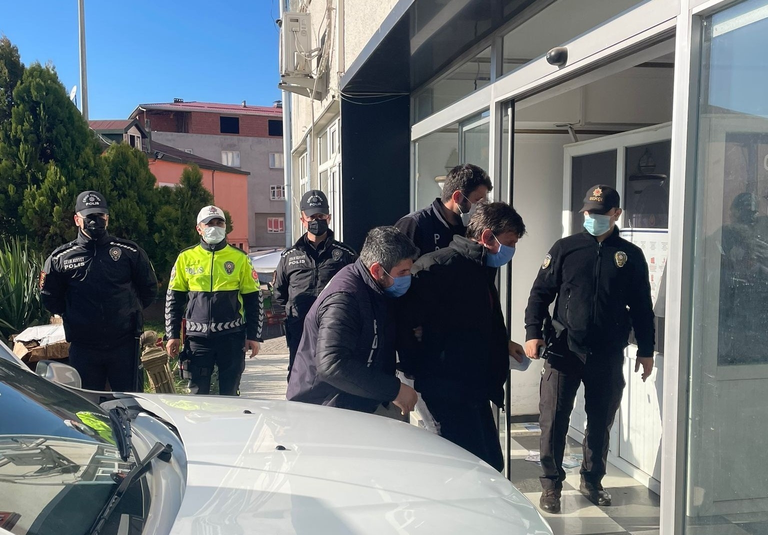 Boşanma aşamasındaki eşini minibüsle ezerek öldüren şahıs adliyede