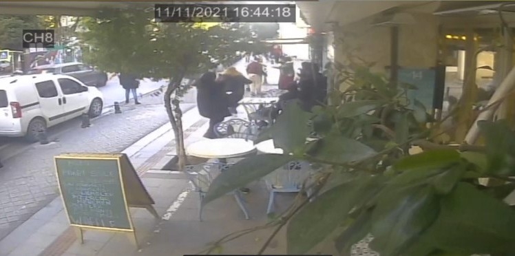 Kadıköy’de gazeteci Mine Kırıkkanat’a saldırı anı kamerada