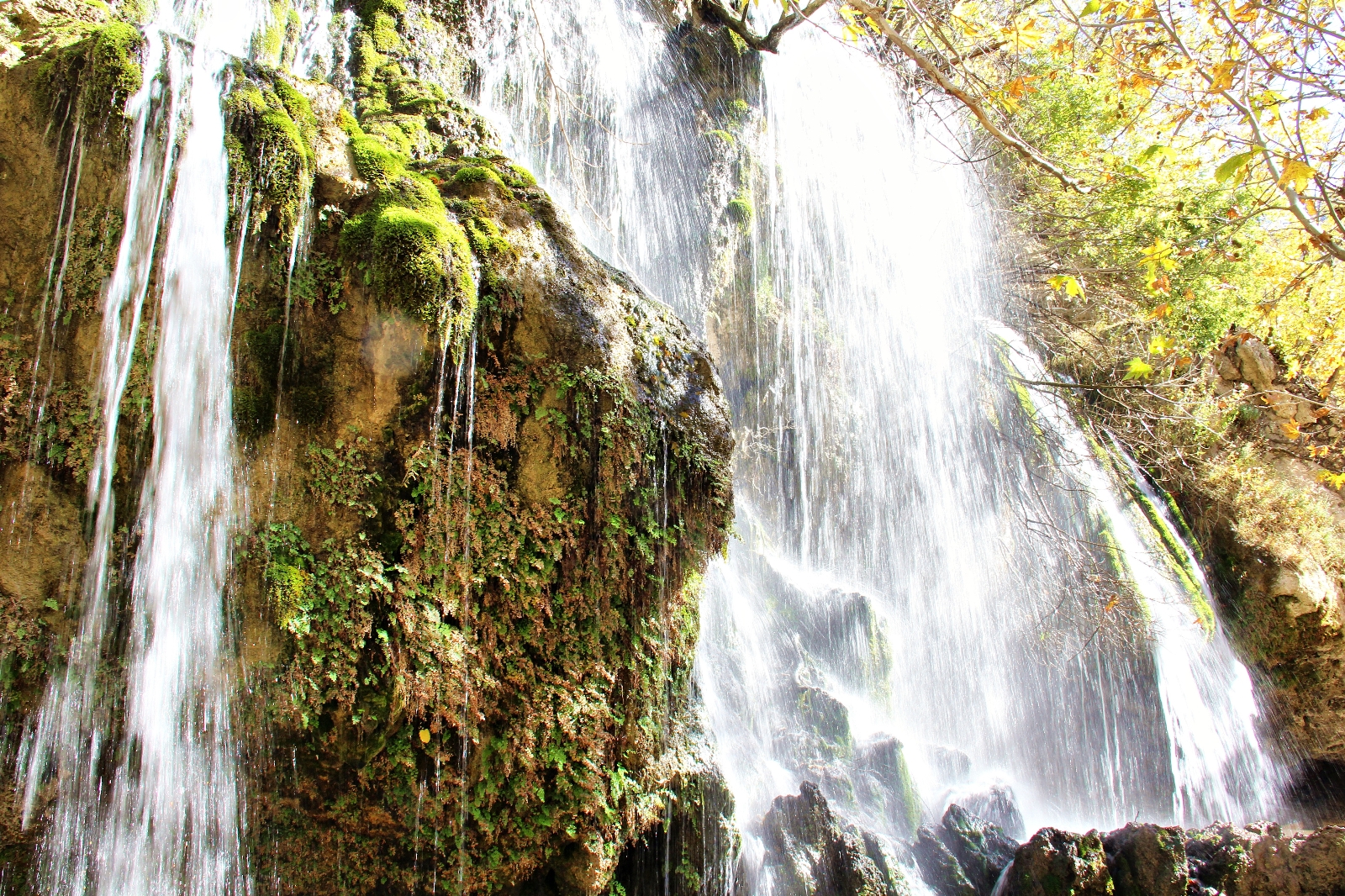 Savruk Şelalesi görenleri hayran bırakıyor