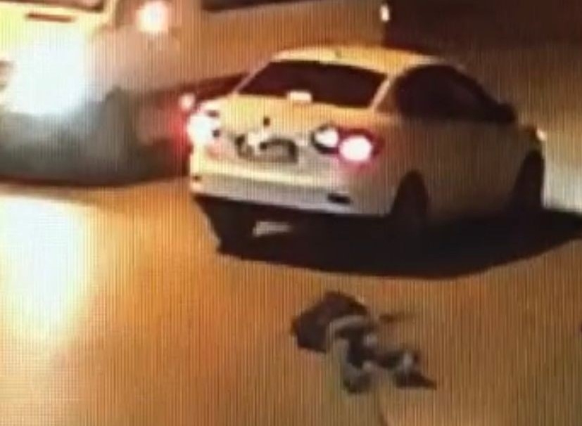 Otomobil yolun karşısına geçmeye çalışan yaşlı adama böyle çarptı