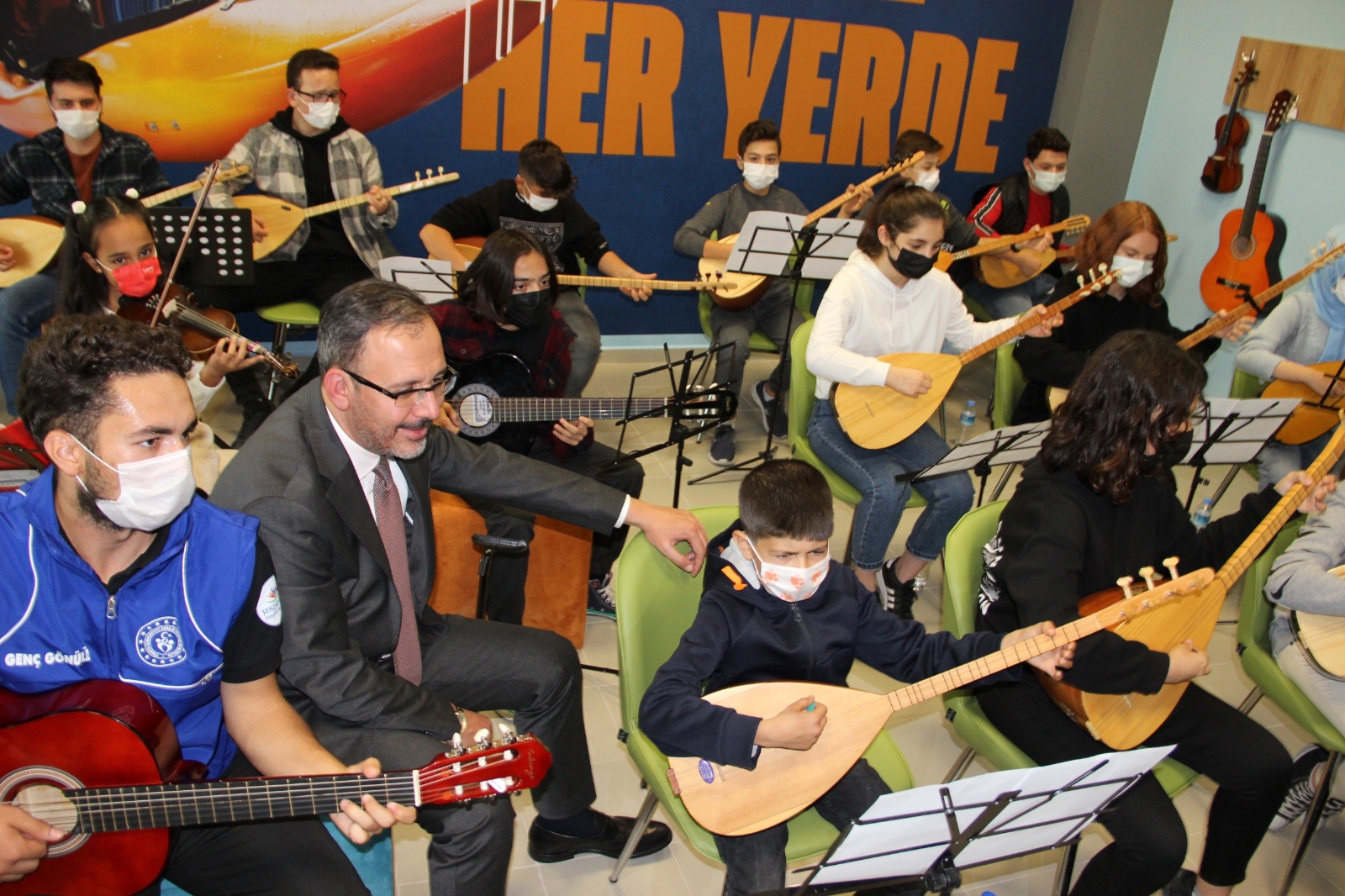 Bakan Kasapoğlu: “Gençlerimiz için hiçbir fedakarlıktan geri durmayacağız”