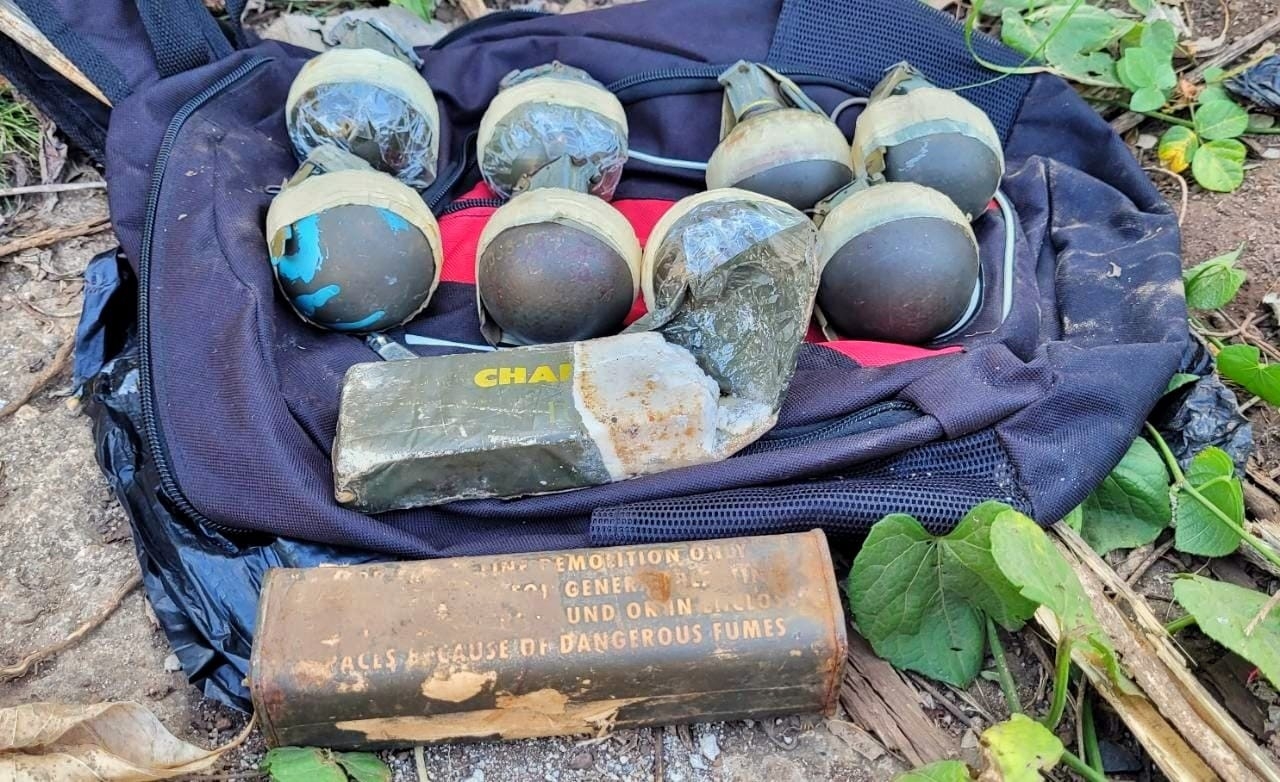 El Salvador’da ordunun baskınlarda ele geçirdiği silahlar sergilendi