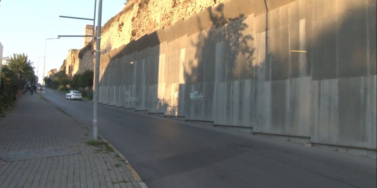 Tarihi surlardan dökülen taşlar için alınan önlem kazaya davetiye çıkardı