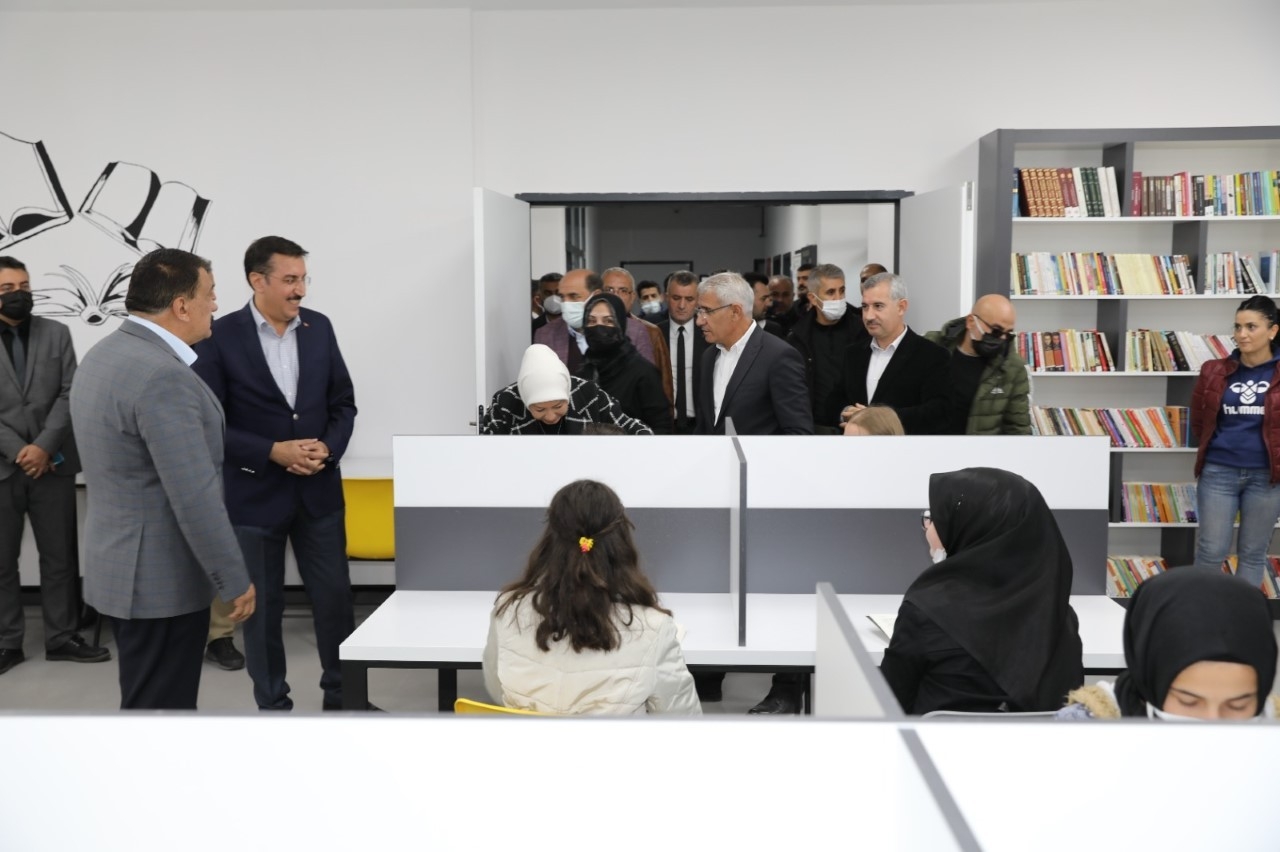 Ahmet Kekeç semt kütüphanesi yoğun katılımla açıldı