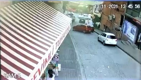 Otomobilin iş yerine girdiği anlar güvenlik kamerasına yansıdı