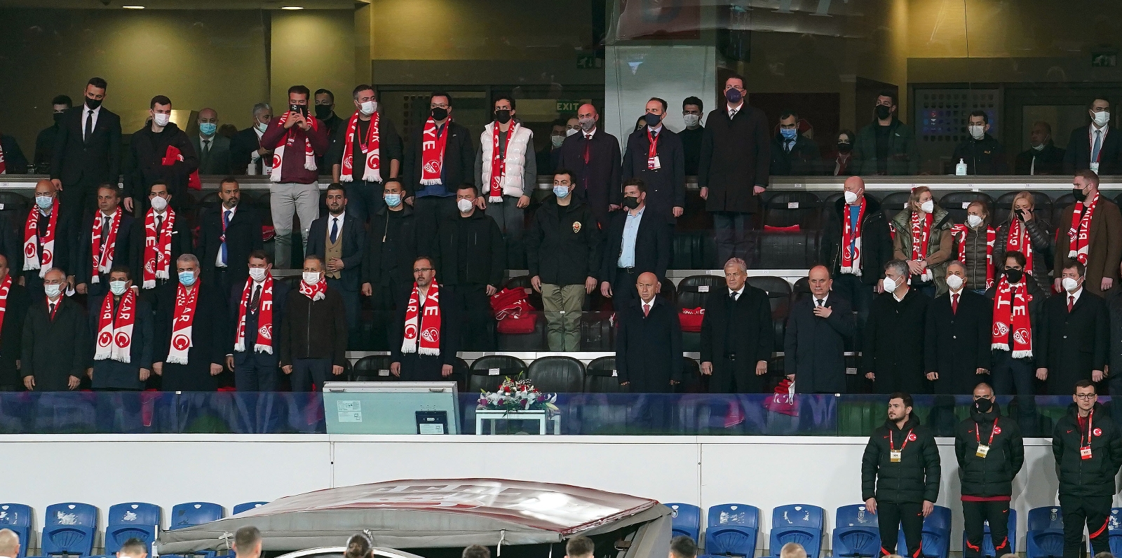 Bakan Kasapoğlu, millilere destek için tribünde