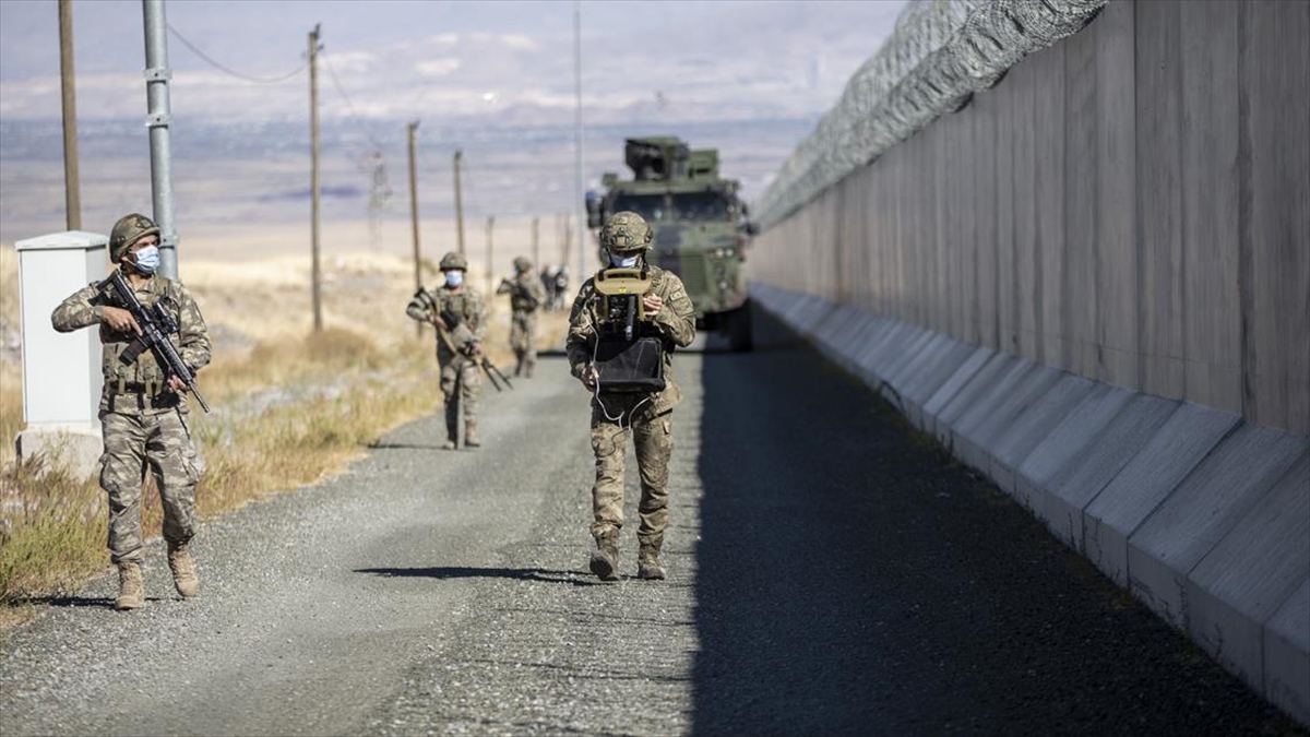 Güvenlik Duvarı Mehmetçiğe 'kalkan' Terörist Ve Kaçakçılara 'set' Oluyor