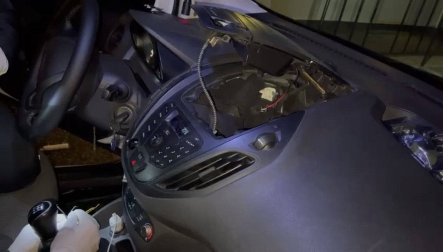 Beşiktaş’ta torbacının raylı sistemi: Polis kabloları temas ettirince zuladan uyuşturucu fışkırdı