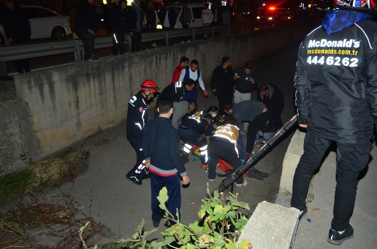 Otomobilin çarptığı genç cadde ortasındaki su kanalına uçarak yaralandı