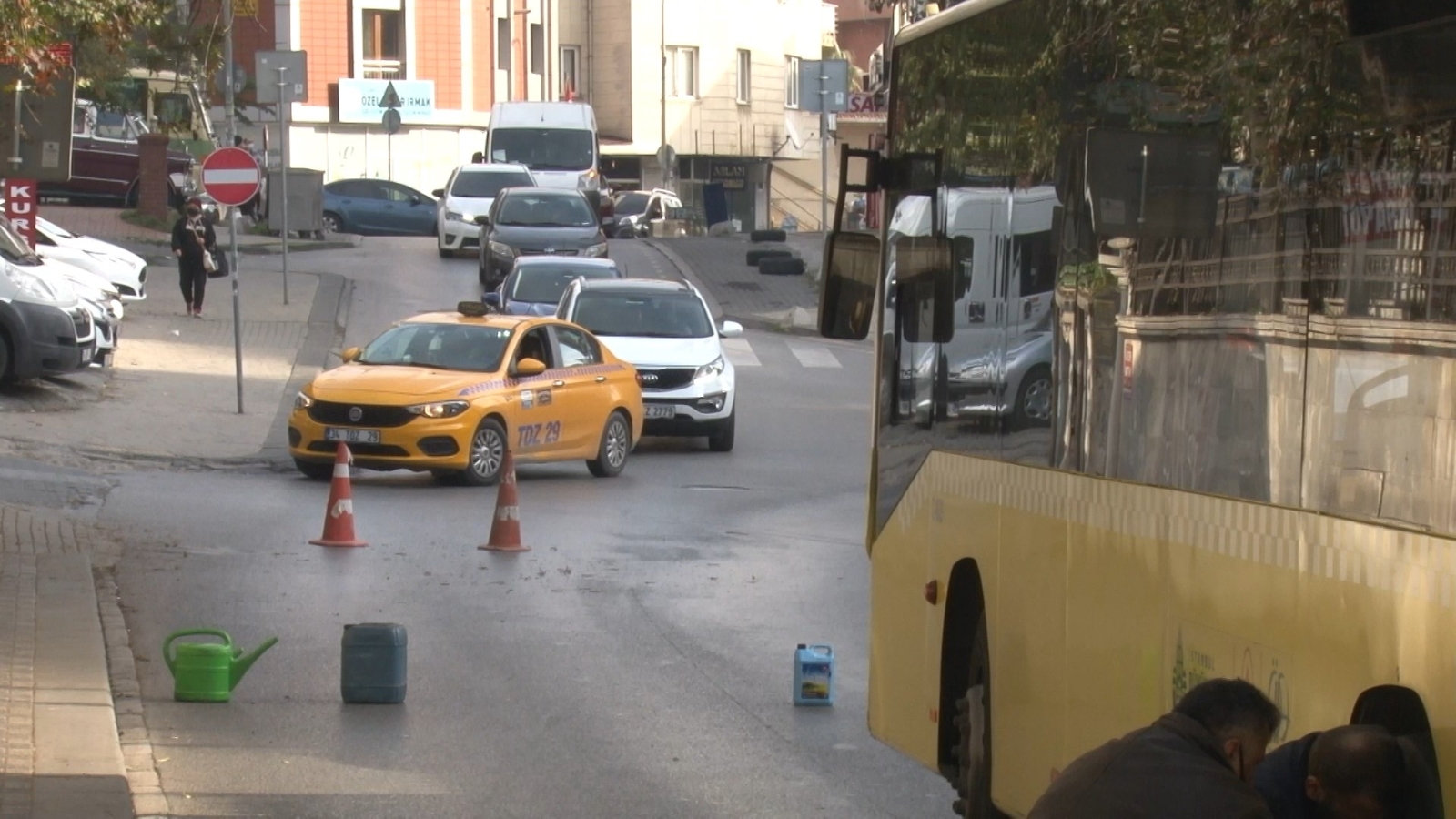 Ataşehir’de İETT aracı yolda kaldı, sürücü caddeyi trafiğe kapattı