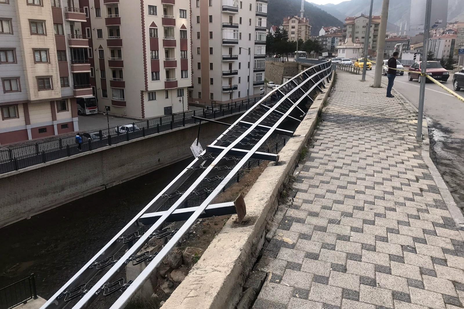 Freni boşalan kamyonet önce otomobile, ardından kaldırımdaki yayalara çarptı: 5 yaralı