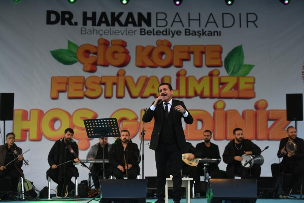 Bahçelievler’deki festivalde 3 ton çiğ köfte dağıtıldı