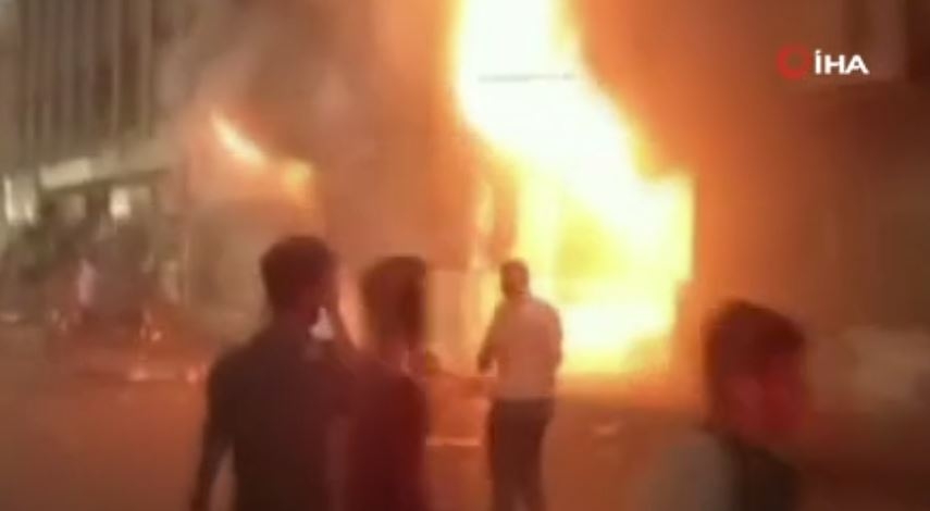 Pakistan’da kumaş pazarında yangın