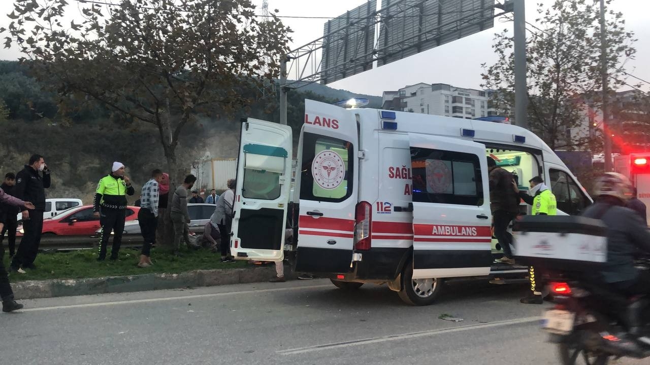 Gemlik’te işçileri taşıyan panelvan minibüs kaza yaptı: 13 yaralı