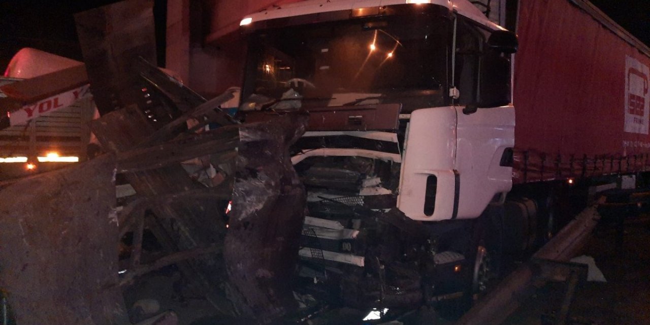 Adana'da tır ışıklarda bekleyen araçlara çarptı: 1 ölü, 4 yaralı