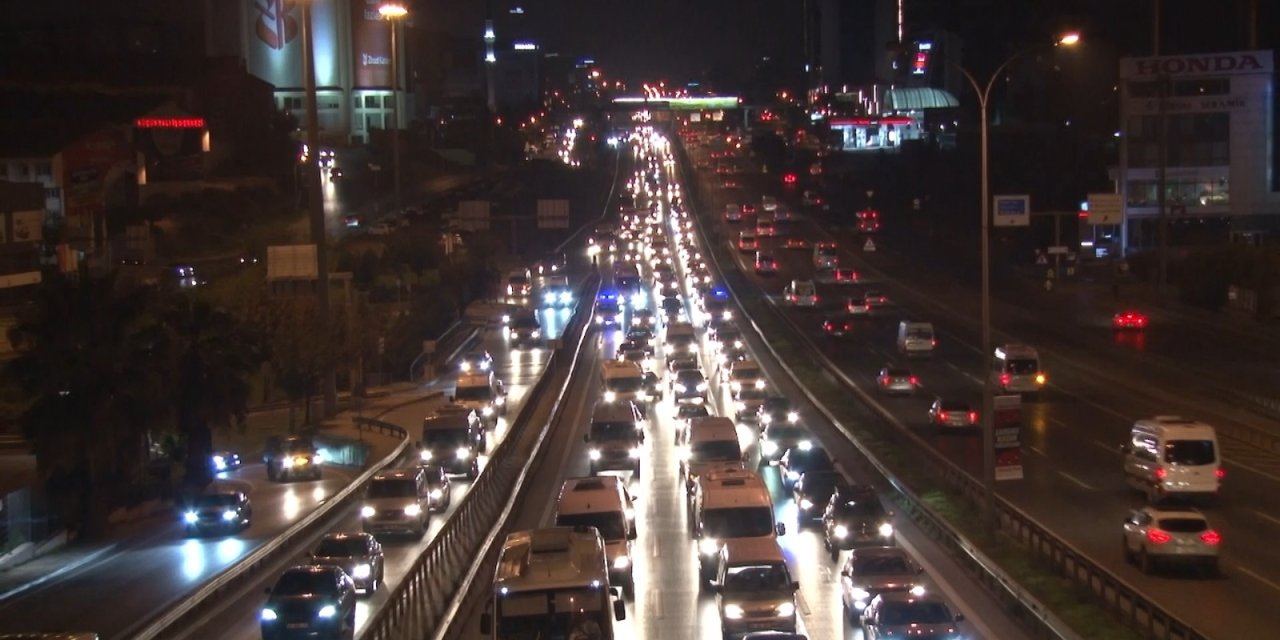 İstanbul’da haftanın ilk iş gününde trafik yüzde 45’i gördü