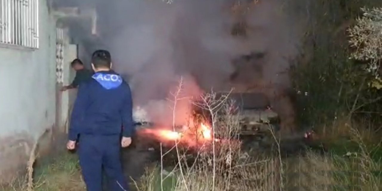 Alkollü şahsın ısınmak için yaktığı ateş arabalara sıçradı