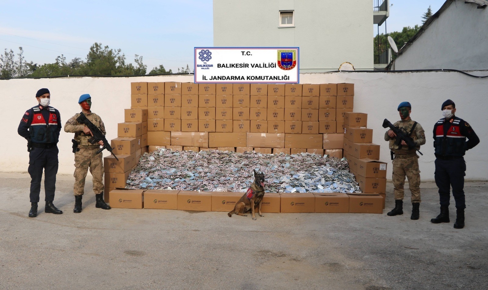 İstanbul ve Balıkesir’de 2,4 milyon uyuşturucu hap ele geçirildi