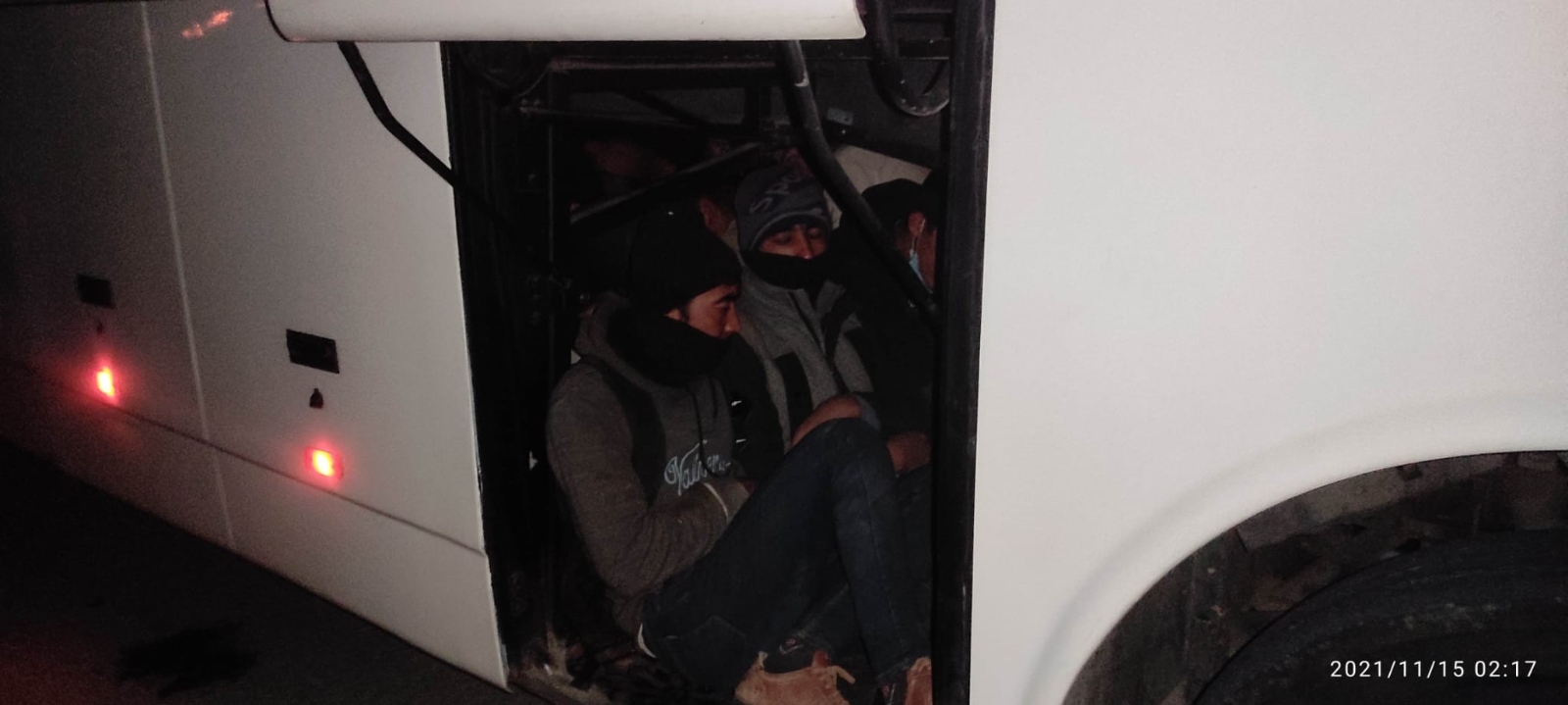 Tur otobüsünün bagajından 55 düzensiz göçmen çıktı