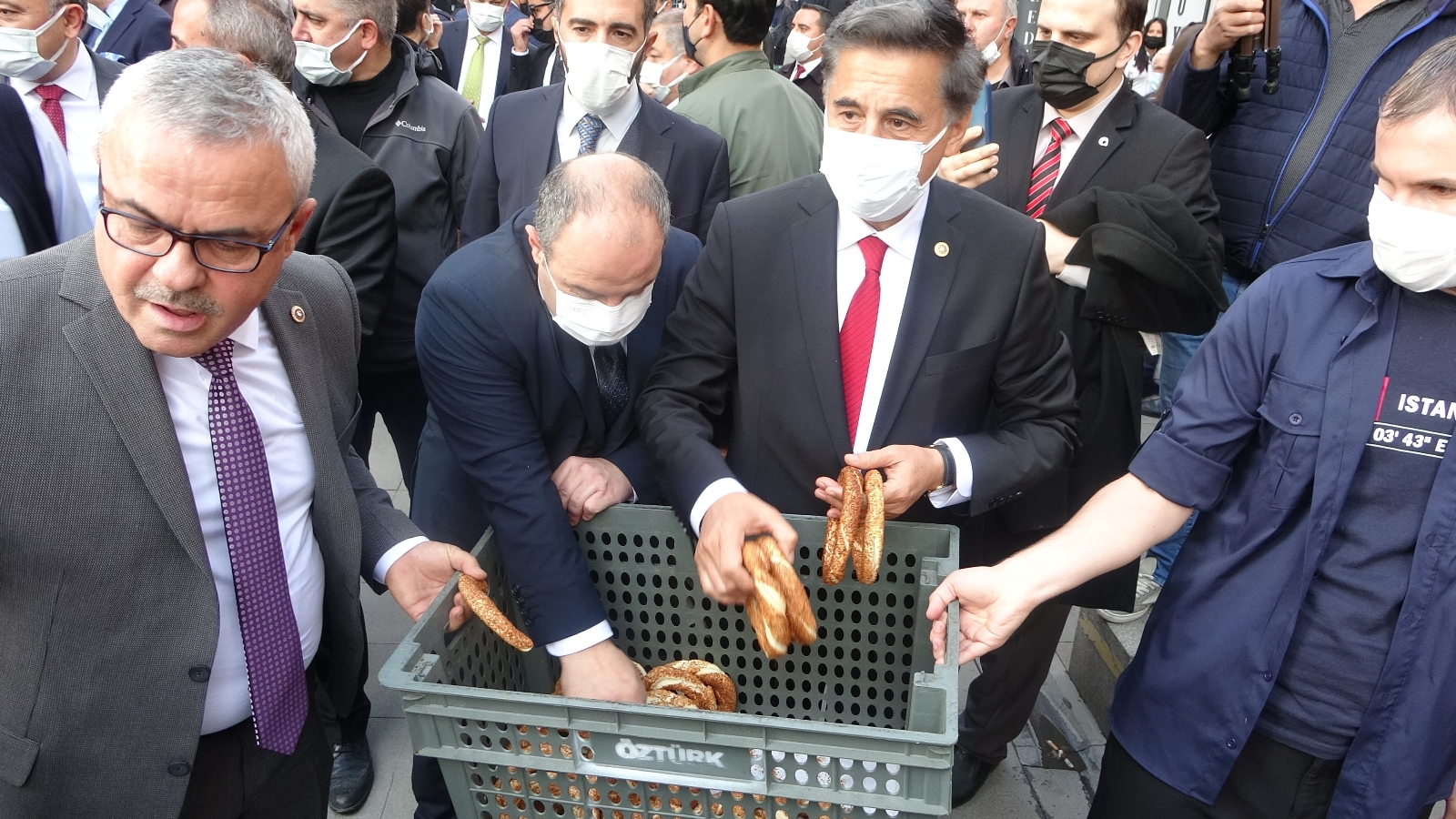 Bakan Varank satın aldığı simitleri vatandaşlara dağıtıp alışveriş yaptı