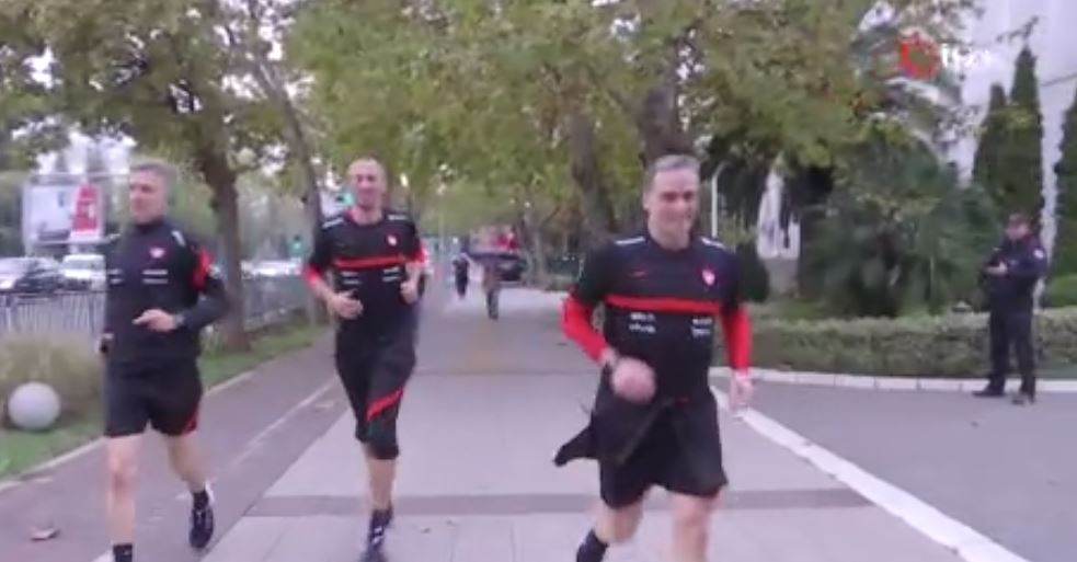 Stefan Kuntz, yardımcılarıyla krosta