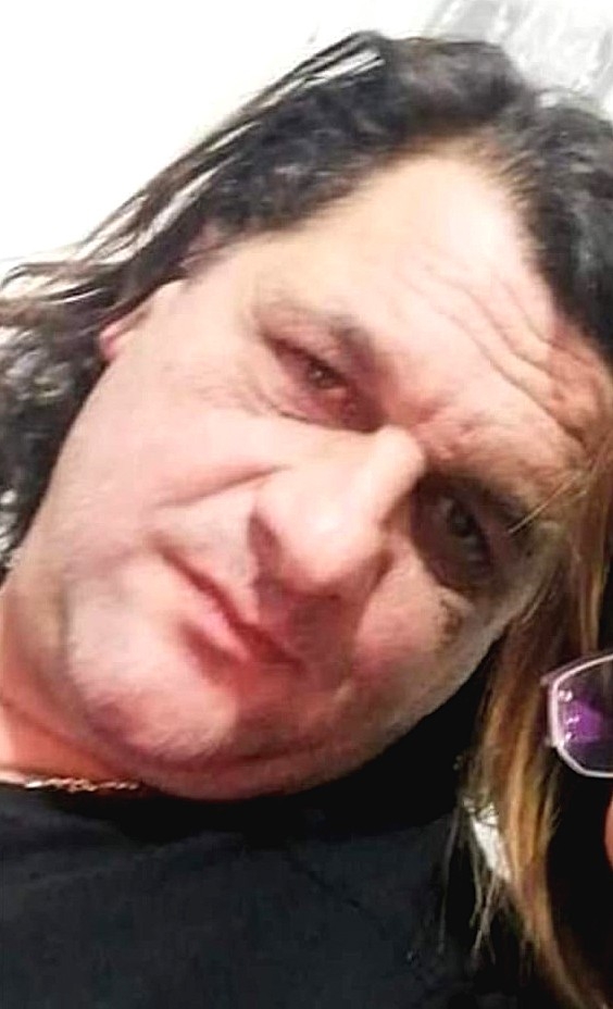 Ünlü Şarkıcı Ferdi Özbeğen’in Yeğeni Bıçaklanarak Öldürüldü