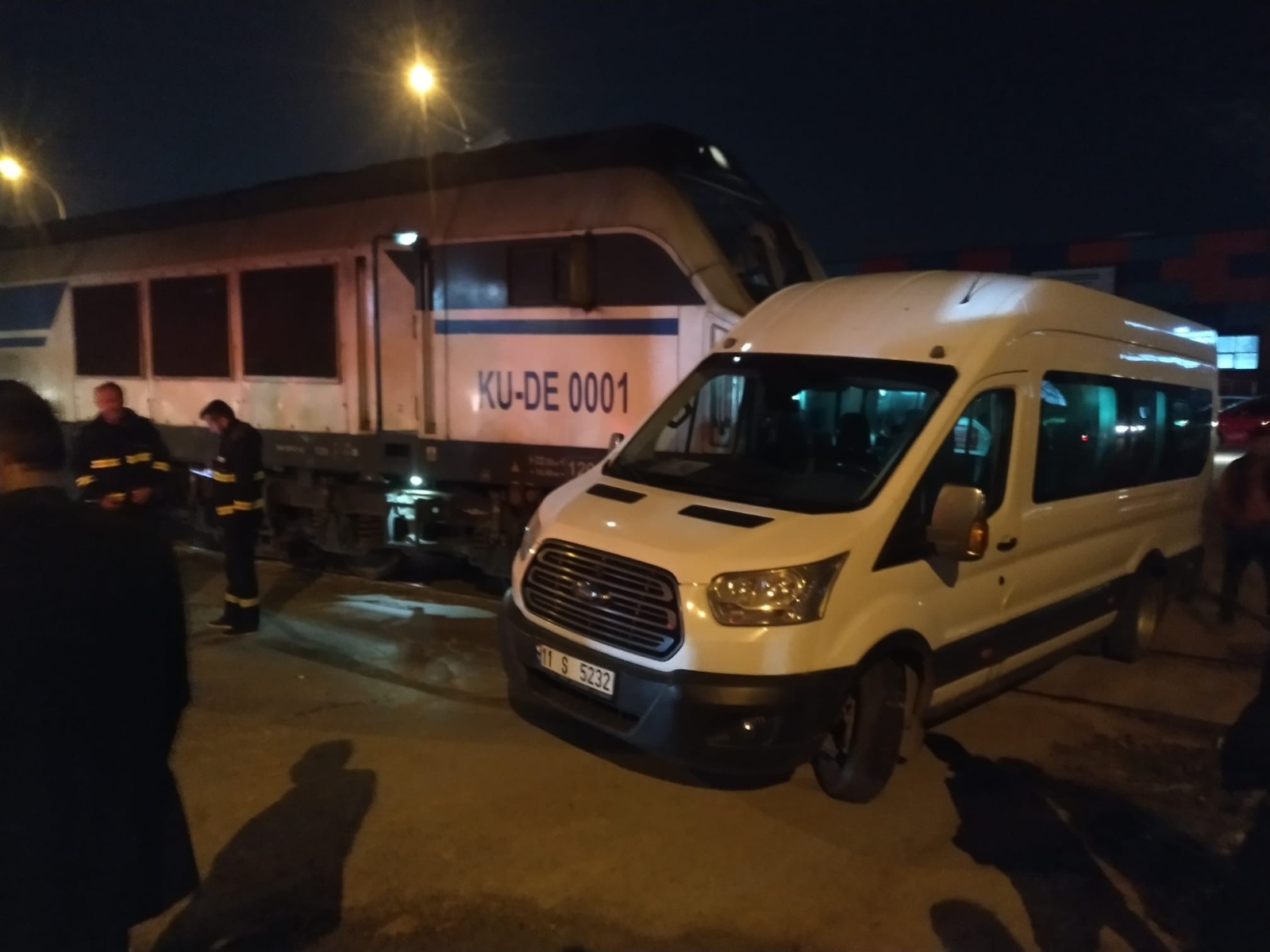 Akaryakıt Yüklü Tren Servis Minibüsüne Çarptı