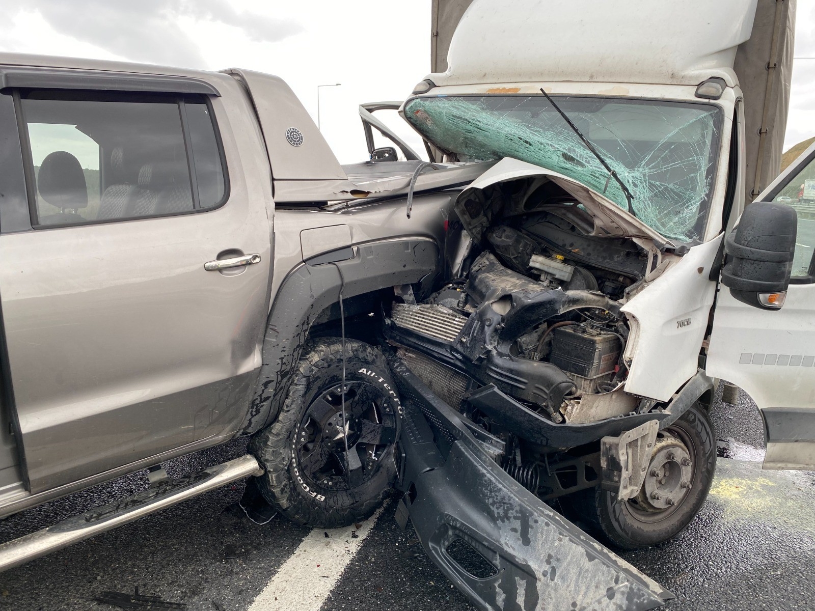 Kuzey Marmara Otoyolunda Sapağı Kaçıran Cipe Kamyonet Çarptı: 2 Yaralı