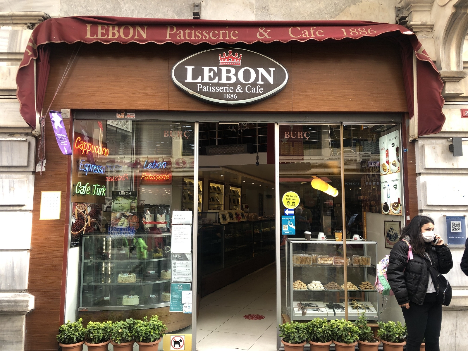 Beyoğlu’nun Tarihi Burç Lebon Pastanesi Kapanıyor