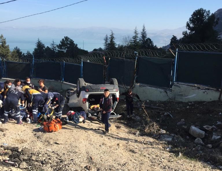 Kaza Yapan Otomobilden 9 Yaralı Çıkarıldı