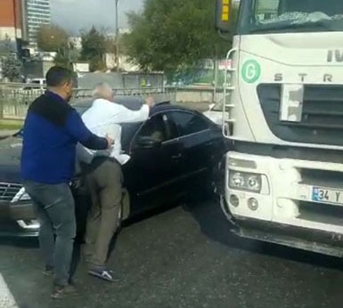 Trafikte Tartıştığı Araç Sürücüsüne Bıçak Çekti