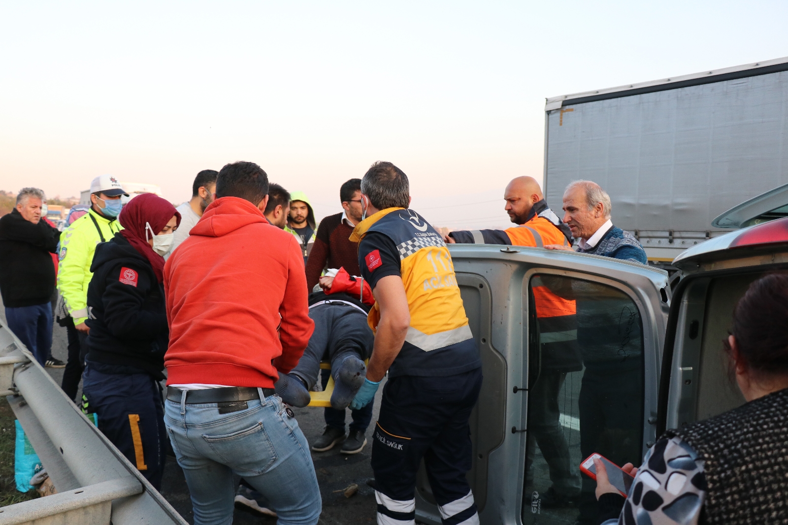 TEM’de Devrilen Araç Metrelerce Sürüklendi: 2 Yaralı