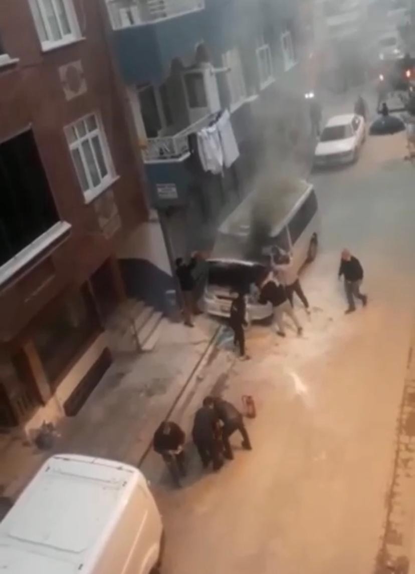 Zeytinburnu’nda Yanan Minibüsü Damacanayla Su Taşıyıp Söndürdüler