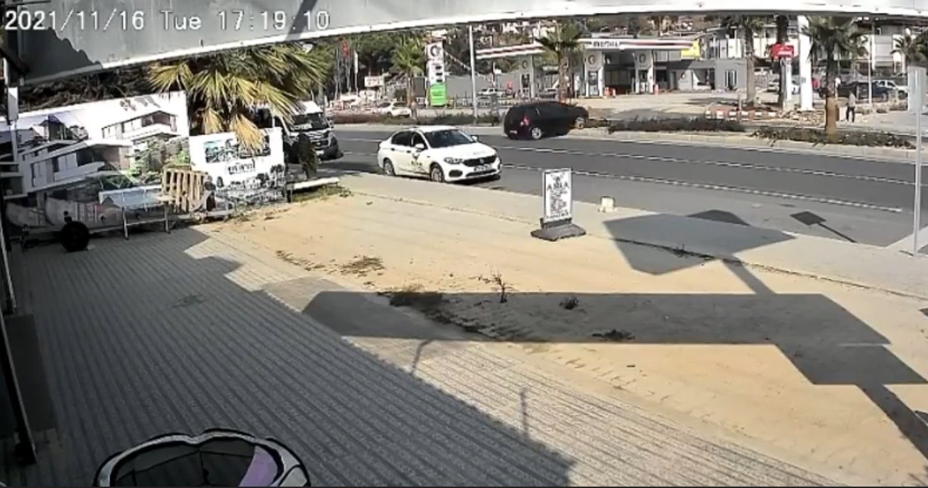 Aydın’da Otomobil Yayaya Çarptı, Kaza Anı Kameraya Yansıdı