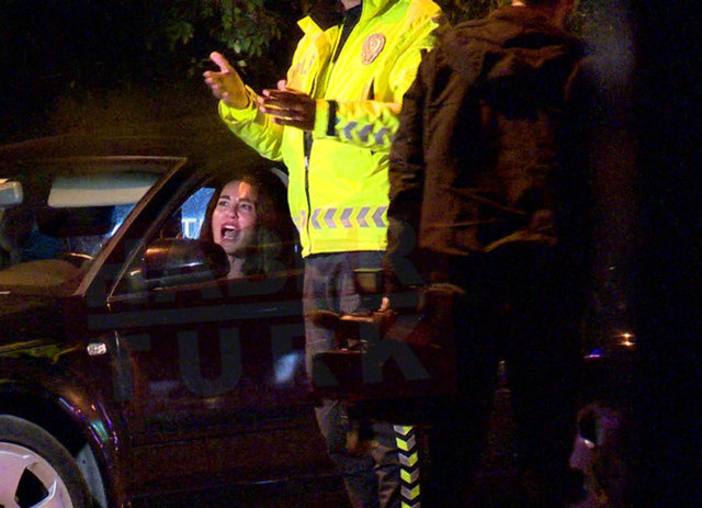 Defne Samyeli ehliyeti kaptırınca şoför tuttu!