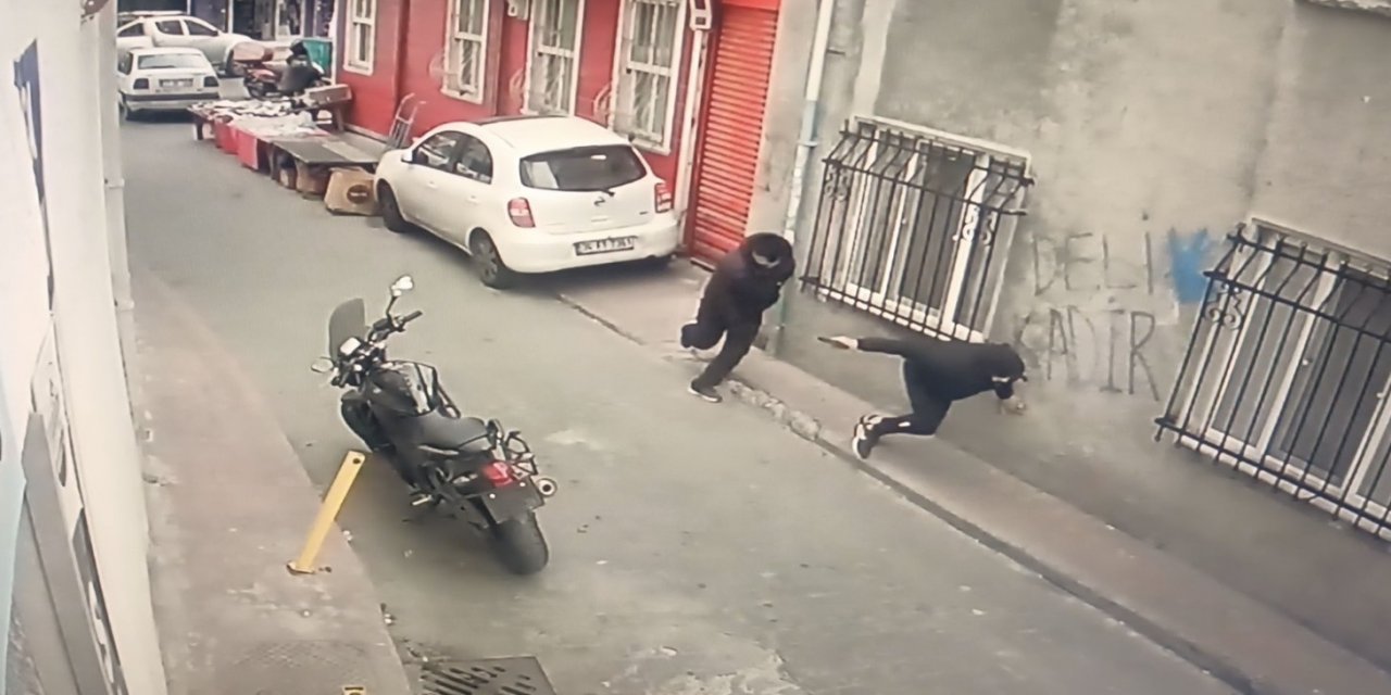 Kasımpaşa’da silahlı çatışma kamerada: Siper alıp birbirlerine kurşun yağdırdılar